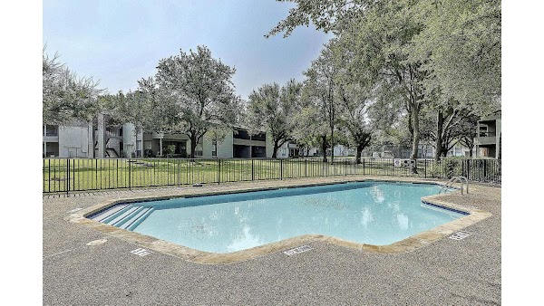 Hunters Glen apartments in Addison, TX