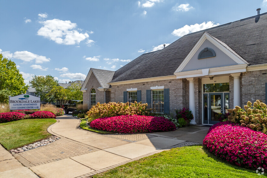 Brookdale Lakes apartments in Naperville, IL