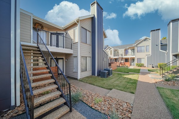 Woodside at Lake Highlands apartments in Dallas TX