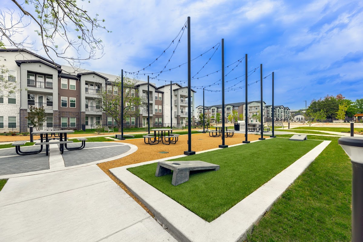 Mayhill Crossing apartments in Denton, TX