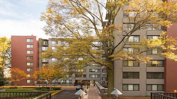 Alister Arlington Ridge apartments in Alexandria, VA