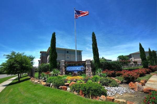 Lakeside 121 apartments in Addison TX