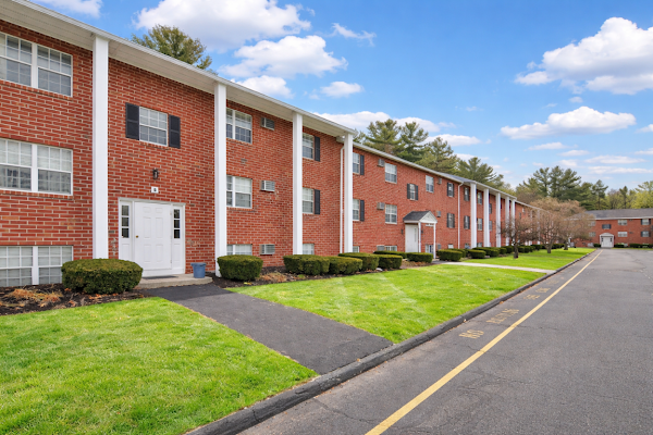 Longhill Gardens apartments in Agawam, MA