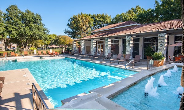 6900 Villas of Preston Creek apartments in Addison, TX