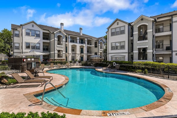 Cortland One Twenty One apartments in Addison TX