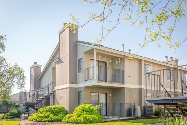 Edgewater Isle Apartments & Townhomes apartments in Hanford, CA
