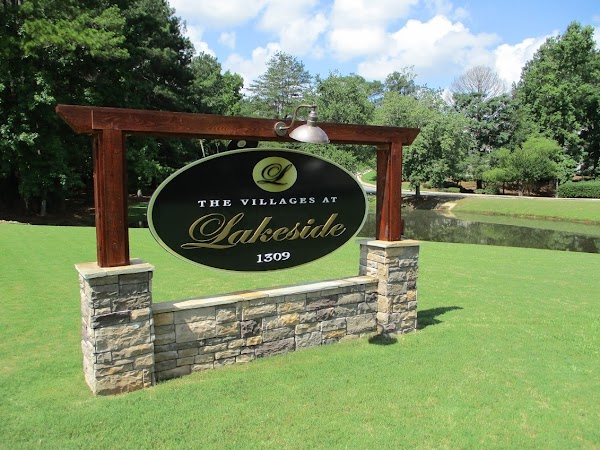The Village at Lakeside apartments in Auburn, AL