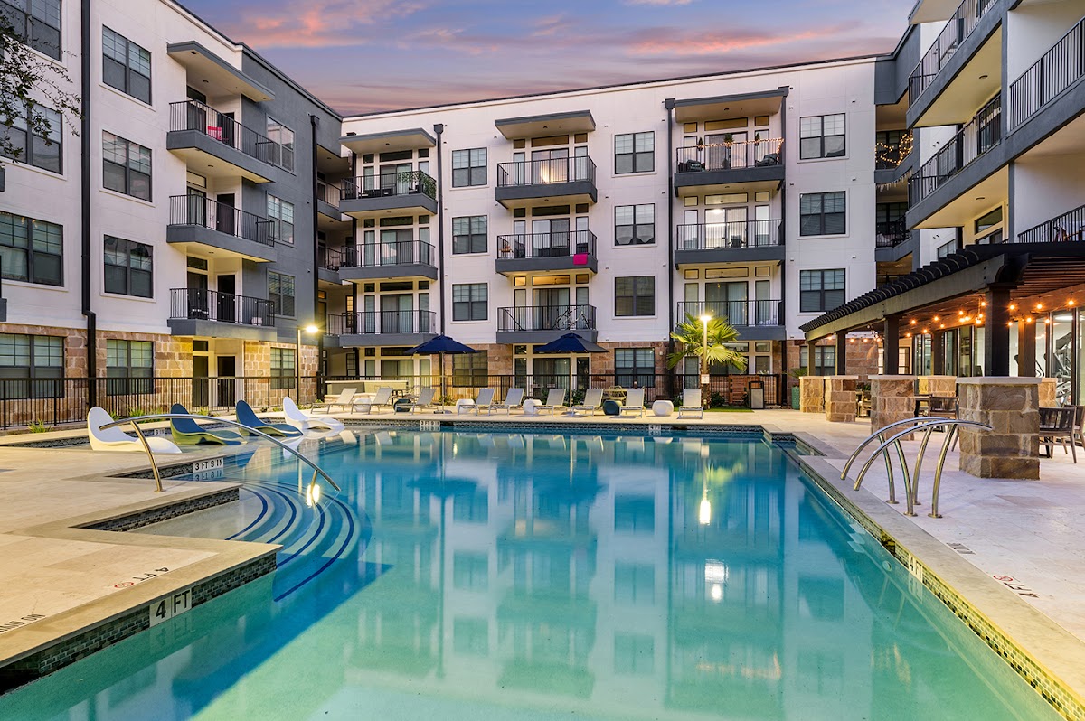 Reserve at the Arboretum apartments in Austin TX