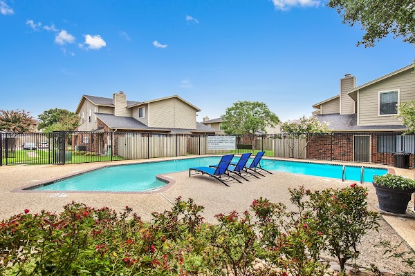 Rosemeade Townhomes apartments in Addison TX