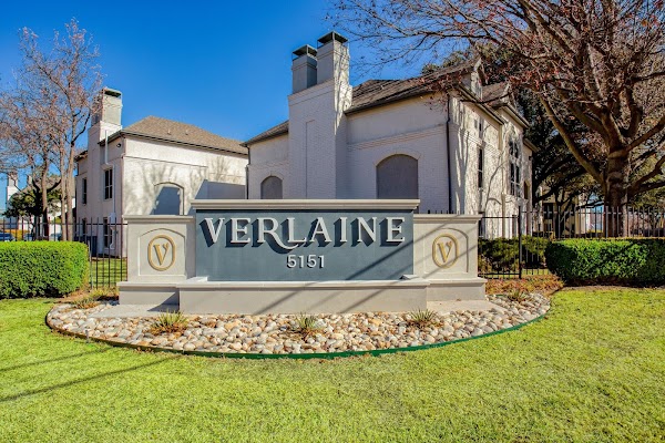 Verlaine on the Parkway apartments in Addison TX