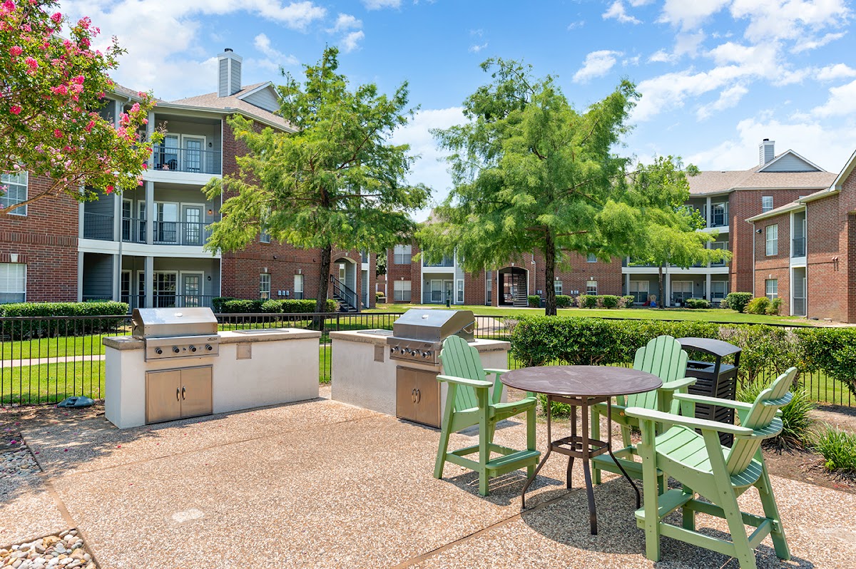 Creekside 121 apartments in Addison, TX