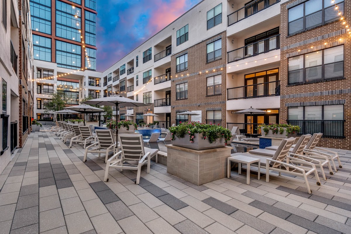 AMLI Quadrangle apartments in Dallas TX