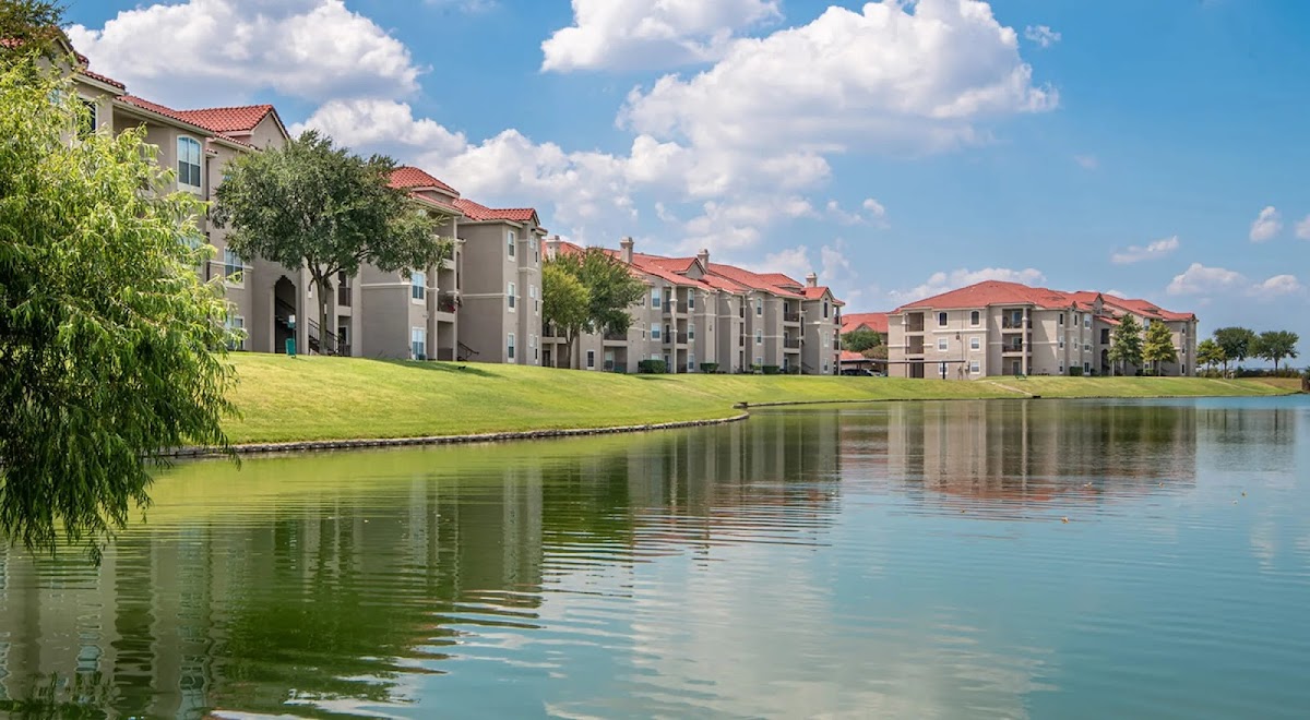 Crescent Cove at Lakepointe apartments in Addison TX