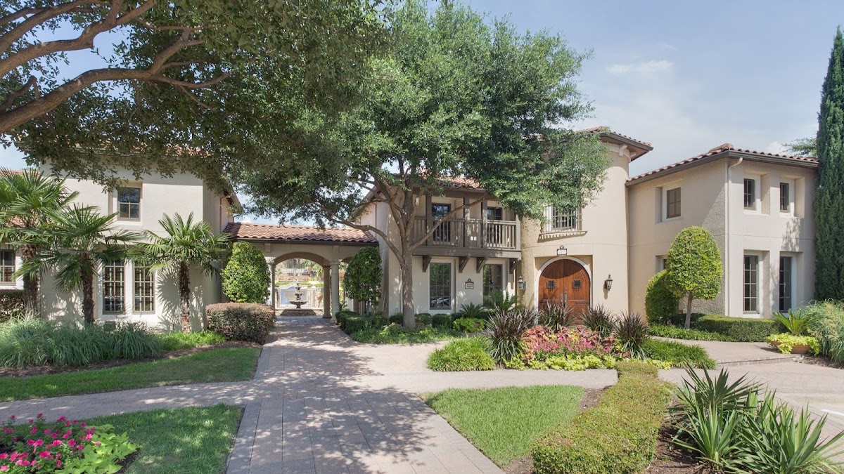 Estancia Townhomes apartments in Dallas TX
