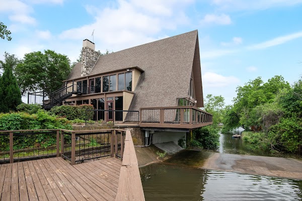 Lakefront Villas apartments in Addison, TX