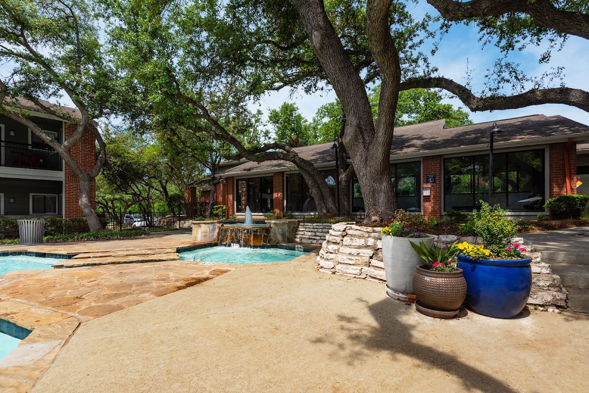 Arboretum Oaks apartments in Austin TX