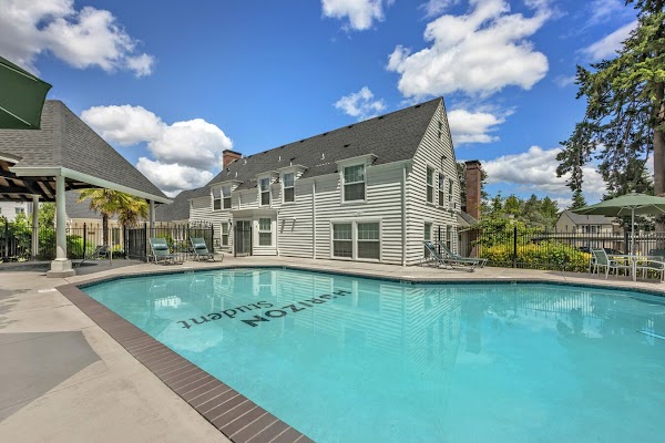 Chase Village apartments in Eugene, OR