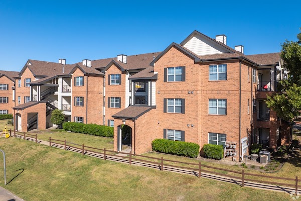 Skyway Villas apartments in Addison, TX