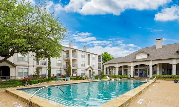 Lakes at Lewisville apartments in Addison, TX