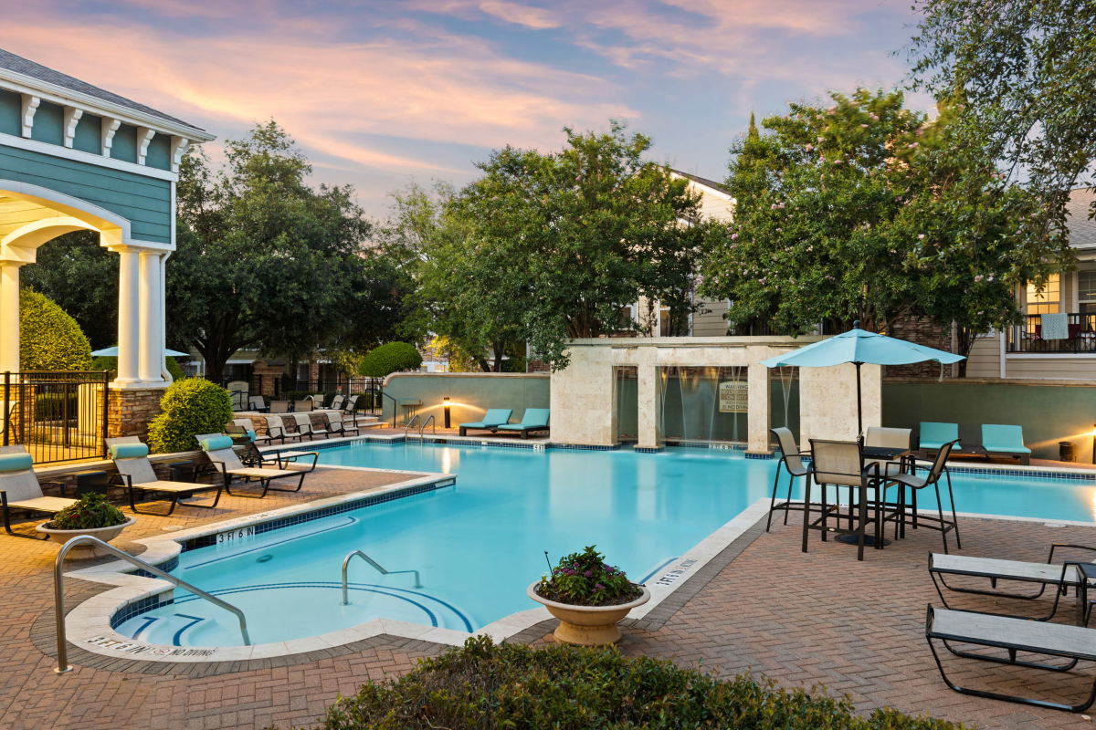 Cottonwood Ridgeview apartments in Addison, TX