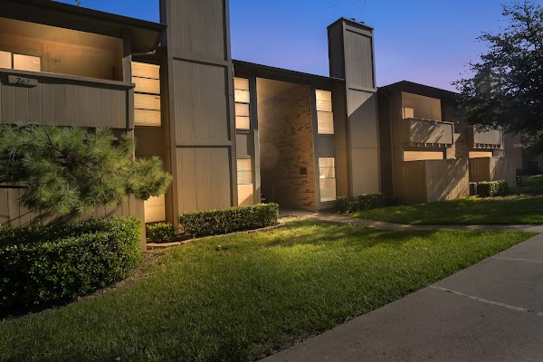 Valley Estates apartments in Addison, TX