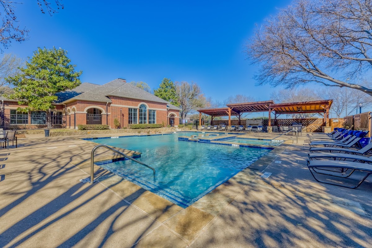 Windsor Westbridge apartments in Addison TX
