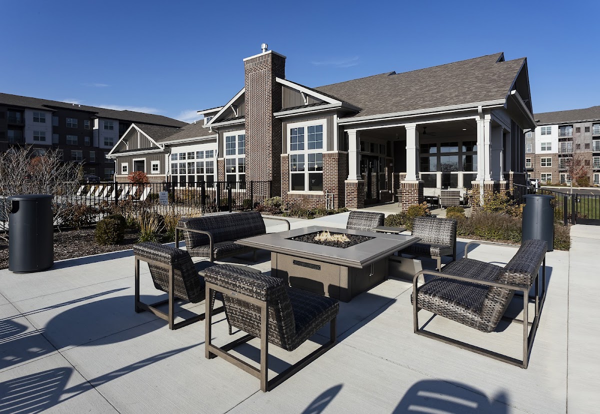 The 450 Apartments apartments in Lombard IL