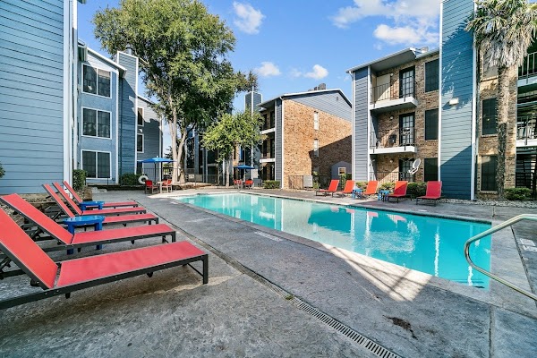 Landing at McCallum apartments in Addison, TX