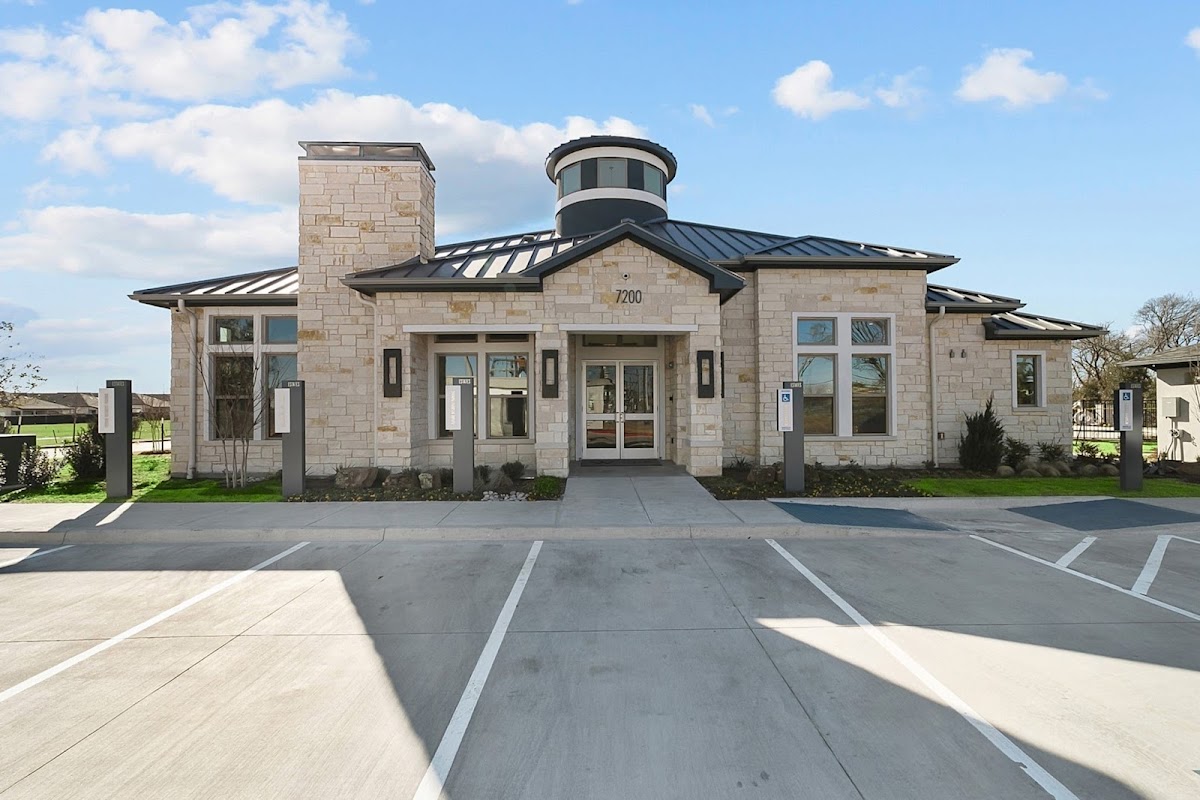 Estates of McKinney apartments in Addison, TX