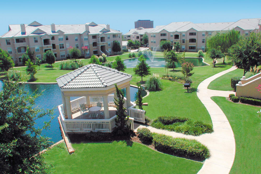 Lakeview at Parkside apartments in Addison TX