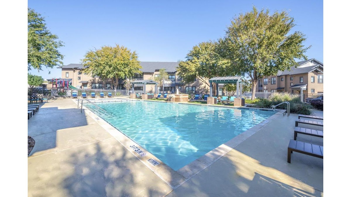Creekside Townhomes apartments in Addison, TX